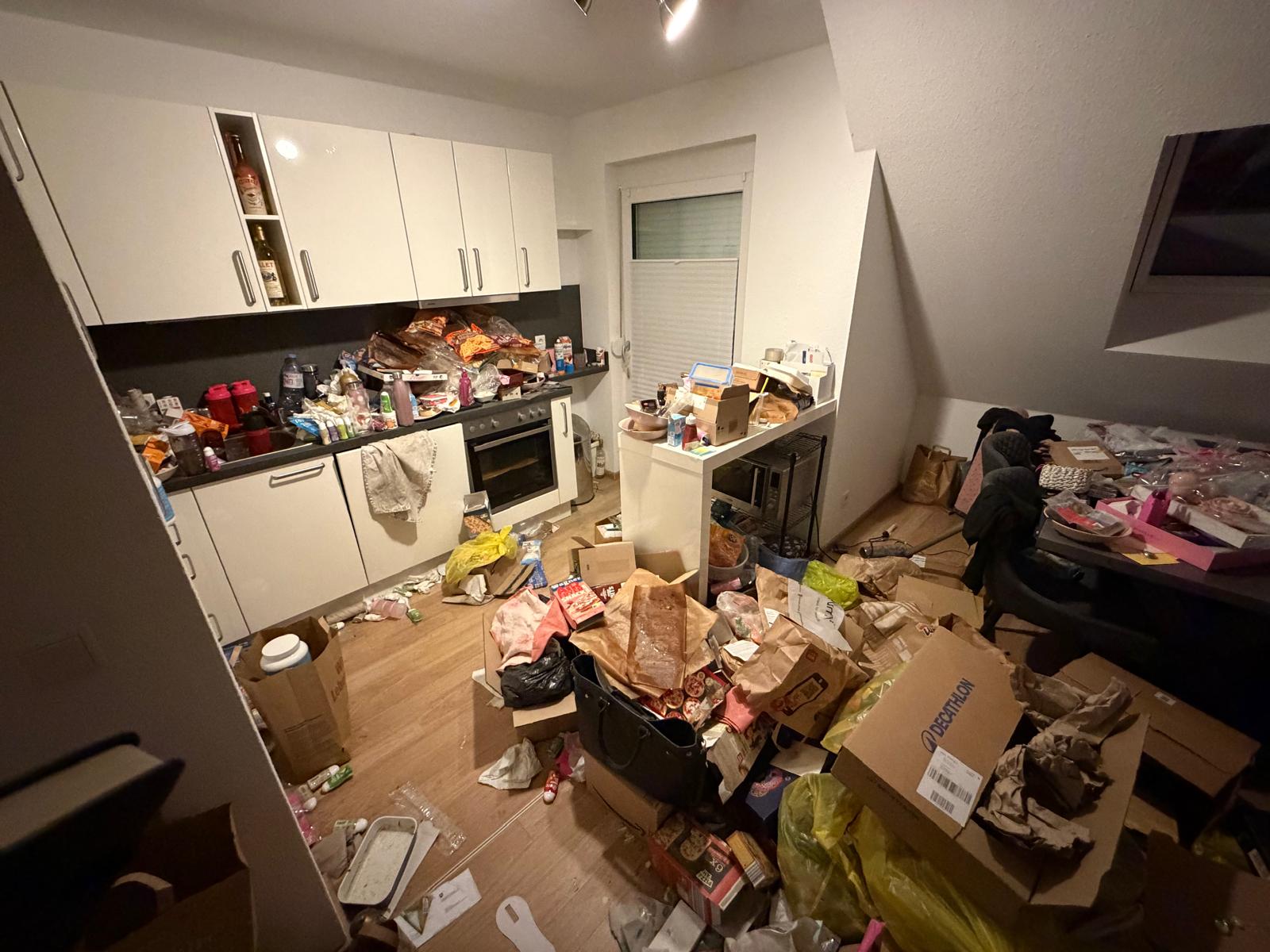 Vorher: vermüllte Küche